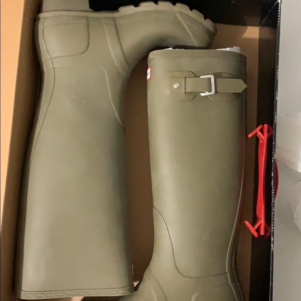 Never worn in box. Hunter boots in Olive, 6M/7F.